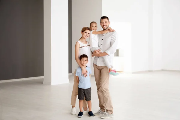 Familia feliz en nuevo piso vacío —  Fotos de Stock