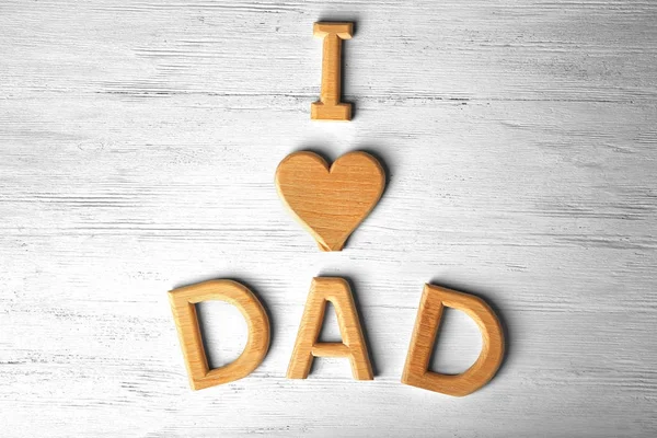 Saluto per la festa del papà con frase "Amo papà" fatta di lettere su sfondo di legno — Foto Stock