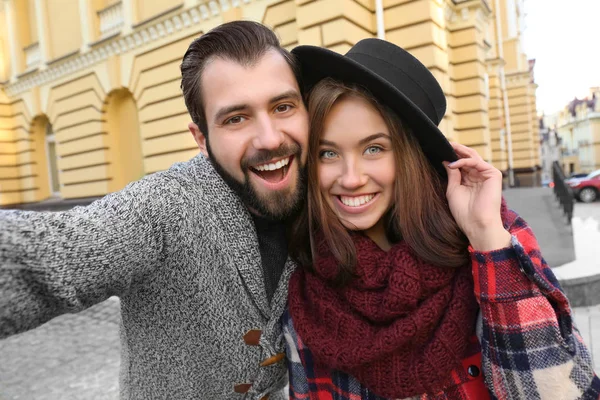 Fiatal imádnivaló pár véve selfie szabadban — Stock Fotó