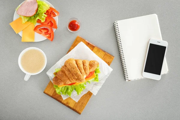 Compositie Met Heerlijke Croissant Sandwich Tafel — Stockfoto