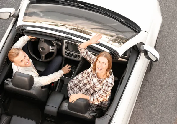 Felice giovane coppia in auto moderna — Foto Stock