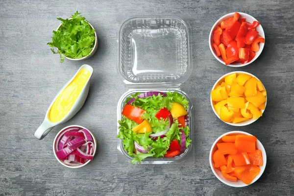 Composizione Flat Lay Con Insalata Ingredienti Fondo Grigio — Foto Stock