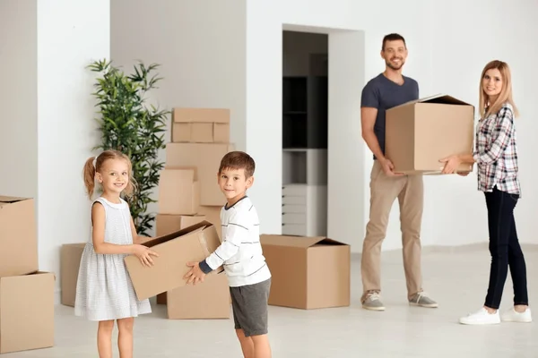 Família feliz desempacotar coisas em novo apartamento — Fotografia de Stock