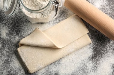 taze çiğ puf hamur masada