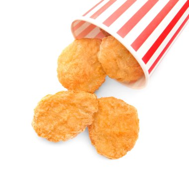 Kağıt bardak beyaz zemin üzerine lezzetli tavuk nuggets ile