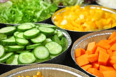 Salata barını çeşitli malzemelerle kapatın.