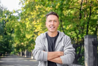 mutlu olgun sportif adam açık havada