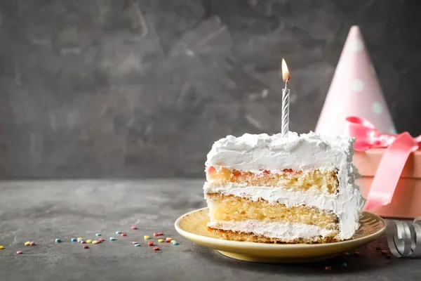 テーブルの上のキャンドルで誕生日ケーキ — ストック写真