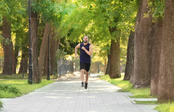 Sportieve jonge man loopt buiten — Stockfoto