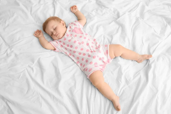 Niedliches schlafendes Baby auf dem Bett — Stockfoto