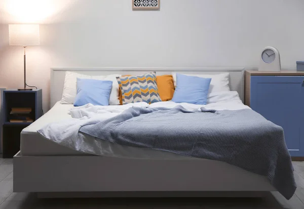 Современный интерьер спальни с большой кроватью — стоковое фото