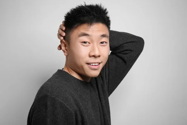 Retrato de un joven asiático sobre fondo claro — Foto de Stock