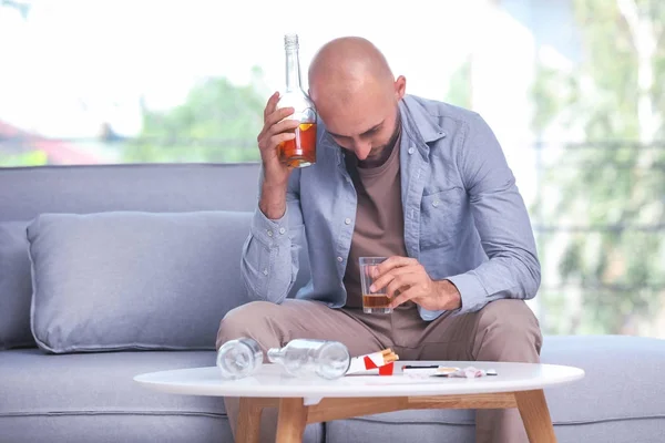 Mann Trinkt Whisky Hause Alkoholismus Konzept — Stockfoto