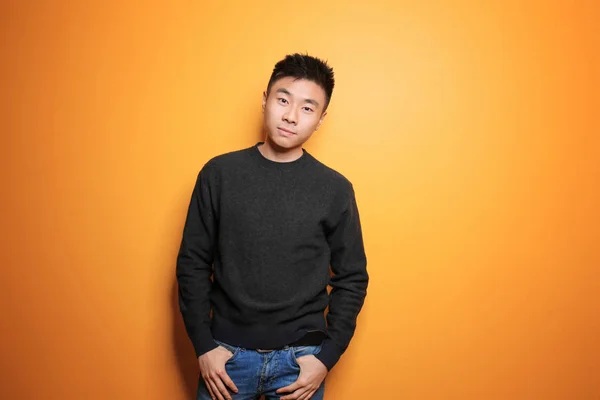 Porträt eines jungen asiatischen Mannes auf farbigem Hintergrund — Stockfoto