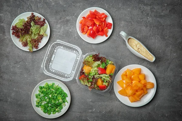 Composición Plana Con Ensalada Ingredientes Sobre Fondo Gris —  Fotos de Stock