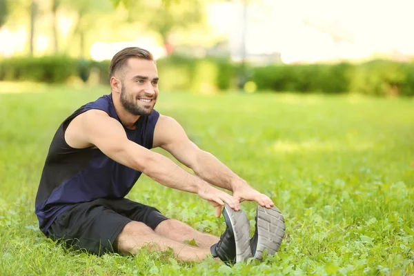 Sportivo giovane uomo formazione all'aperto — Foto Stock