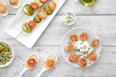 Dishware pastırma ile tarak masanın üzerine sarılmış.