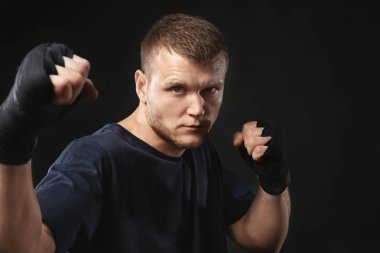 Çekici genç boksör