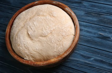 Taze çiğ hamur ile kase 