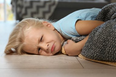 Çaresiz küçük kız ağlıyor