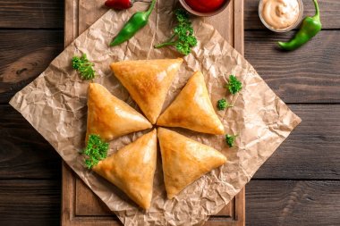 Ahşap tahta ile lezzetli samosas 