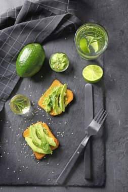 Tablo, üstten görünüm lezzetli avokado sandviç ile kompozisyon