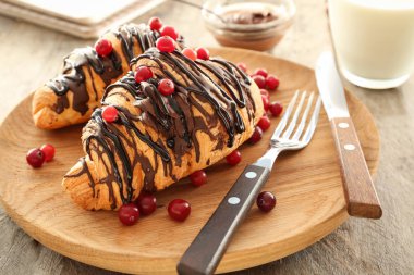 Tablo, closeup lezzetli kruvasan ile plaka