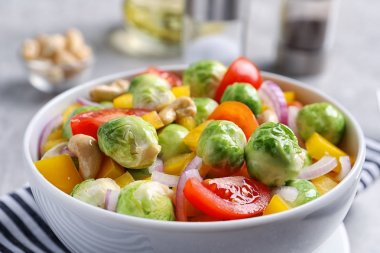 Nefis brussel ile kase salata masada, closeup lahanası