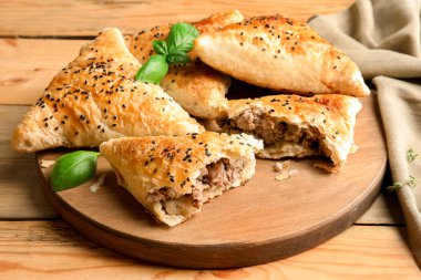 Masada lezzetli etli samosa 'lı ahşap tahta tahta.