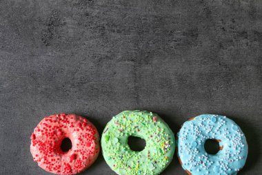 Gri arka plan üzerinde taze nefis renkli donut