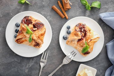Masada lezzetli puf hamur işleri ile plakalar