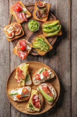 Ahşap arka plan, üstten görünüm üzerinde lezzetli sandviçler