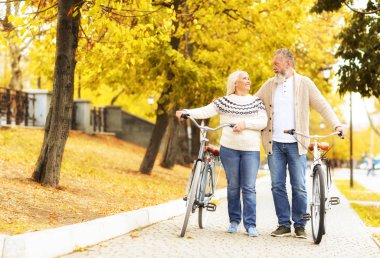 Üst düzey çift Bisiklet park ile yürüyüş