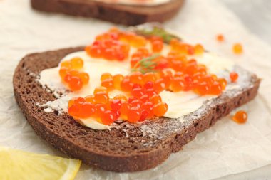 Kırmızı havyar ve tereyağı ile lezzetli sandviç 