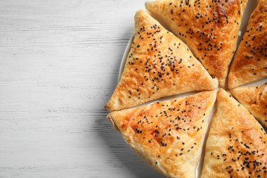 Samosa susam ışık arka plan üzerinde ile pişmiş Delicious