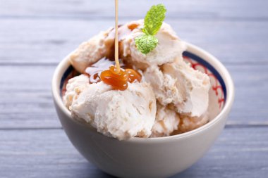 Karamel şurup kasenin içine dökme