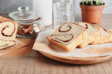 Lezzetli tarçın rulo pasta masaya