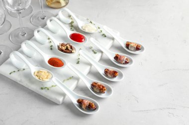 Tarihleri kaşık pastırma ile sarılmış 