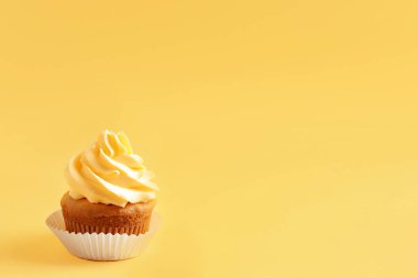 Renkli arkaplanda lezzetli bir kek