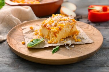 Mısır puding ahşap masa üzerinde parça ile plaka