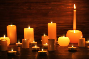 birçok yanan mumlar 