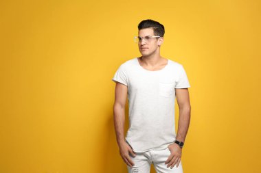 Renk arka plan üzerinde rahat kıyafetler yakışıklı genç adam