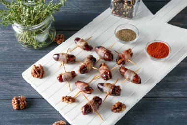 Pastırma ile ahşap tahta tarihleri sarılmış 