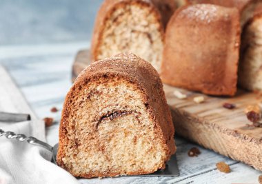 Lezzetli tarçın rulo pasta masaya