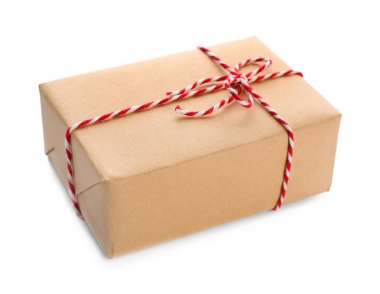 Beyaz arka plan üzerinde parsel hediye kutusu