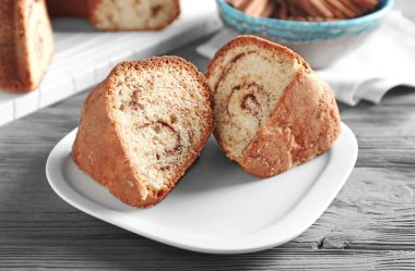 Plaka ile lezzetli tarçın rulo pasta masaya