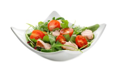 Beyaz zemin üzerine lezzetli sebze salatası ile kase