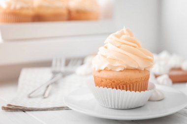 Lezzetli kek plaka üzerinde