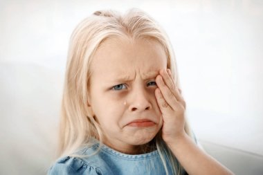 Çaresiz küçük kız ağlıyor 