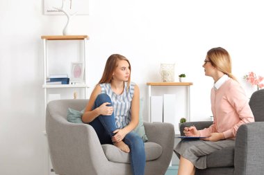 Genç kadın ile çalışan psikolog 